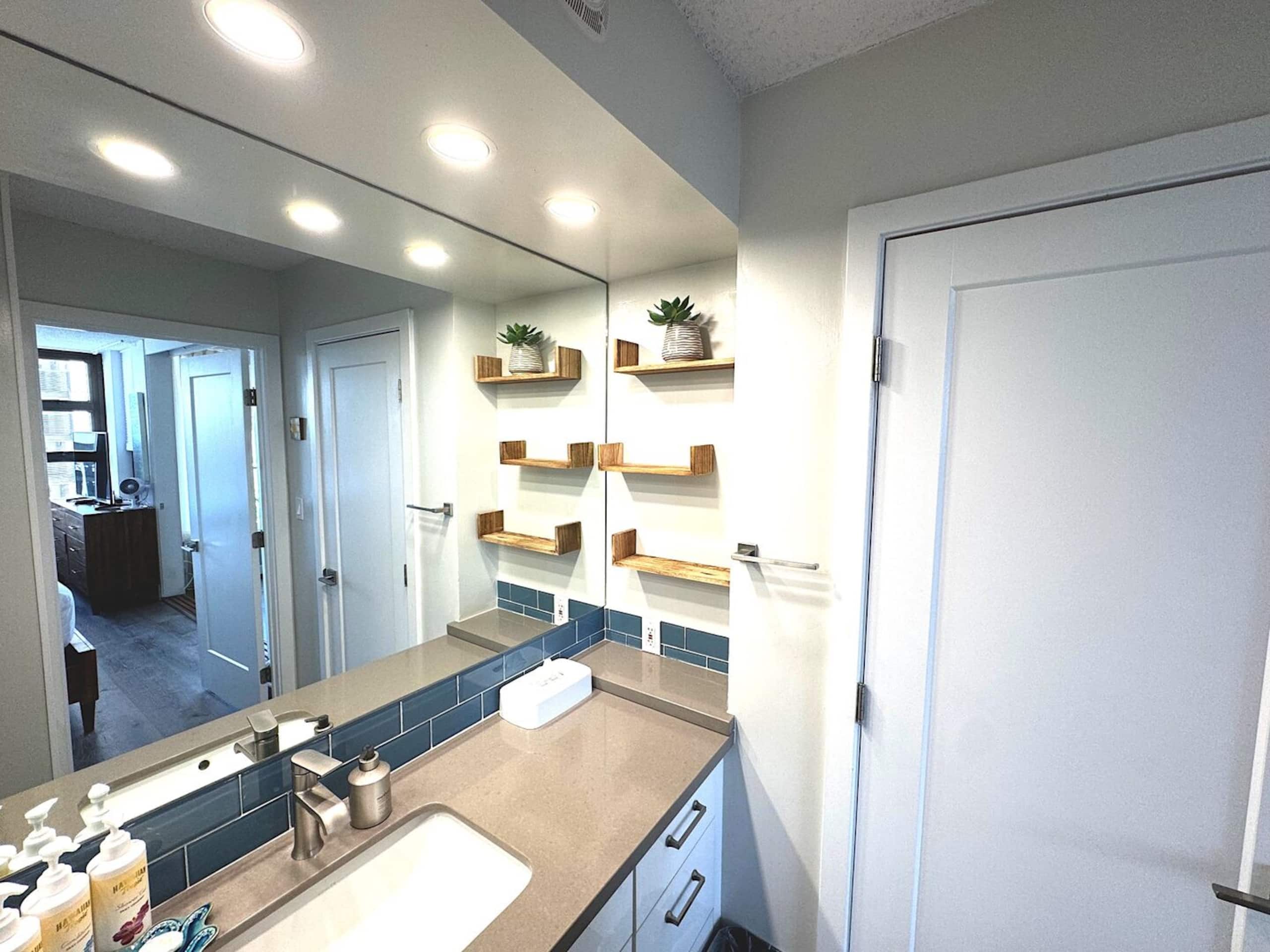 Condo in Honolulu · ★4.33 · 1 bedroom · 2 beds · 1 private bath - Image 16