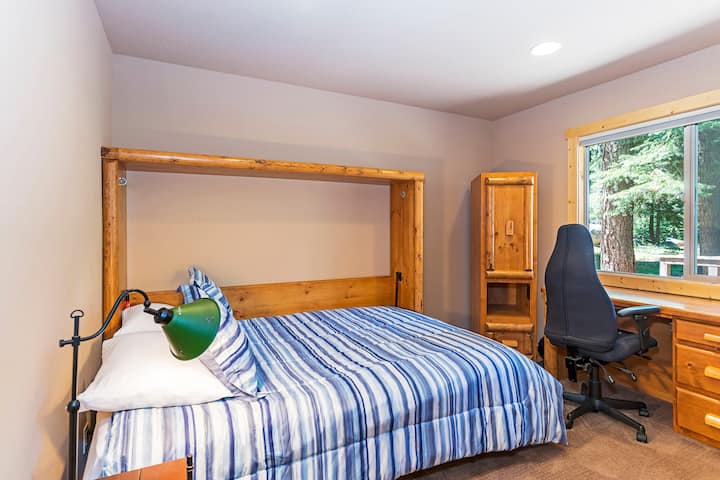 Bračni krevet u donjem dijelu i radni prostor može poslužiti kao 4. spavaća soba ili ured