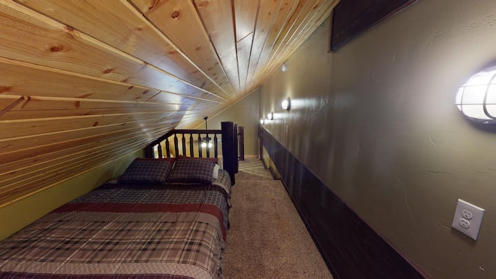 配备1张标准双人床的阁楼。