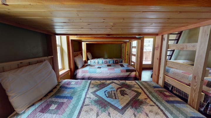 3号卧室位于楼上，配有6张单人床和1张标准双人床。