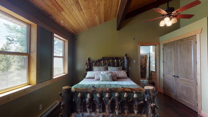 主卧配备2米宽双人床和套房卫生间。