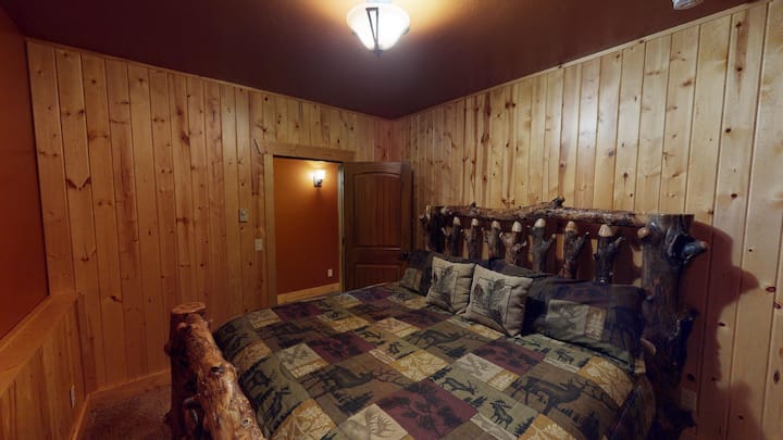 4号卧室位于地下室，配有一张加大双人床。