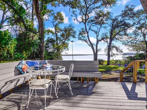 Crooked River Charm: Sabina's Riverside Cottage