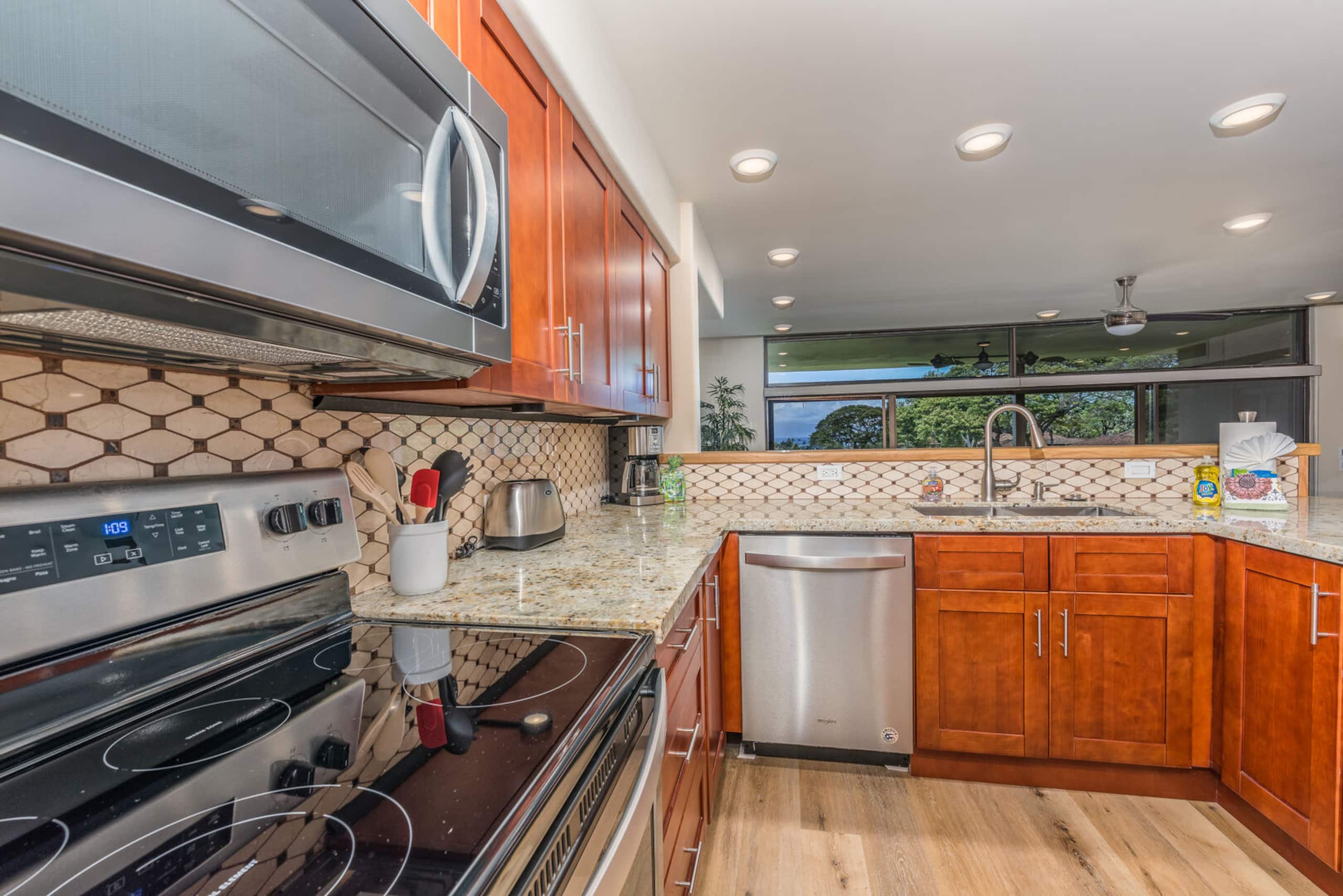 Condo in Lahaina · ★4.89 · 2 bedrooms · 2 beds · 2 baths - Image 7