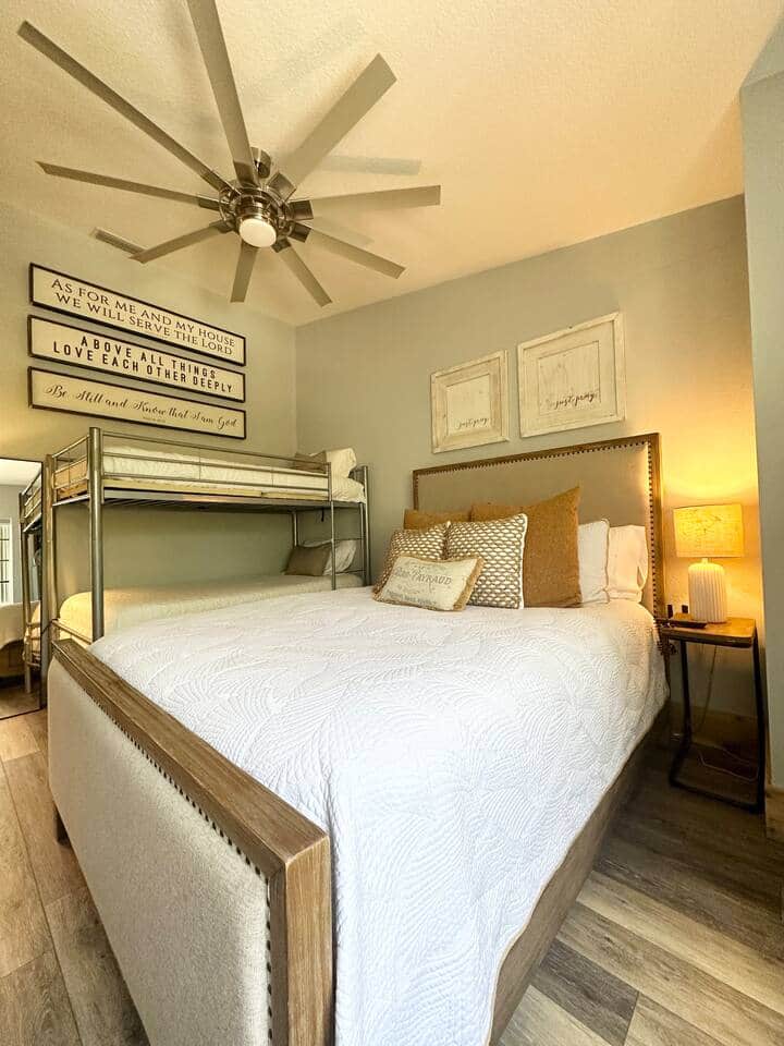 Perfecta para familias o grupos, esta habitación cuenta con una cómoda cama tamaño queen, literas individuales y un baño privado.