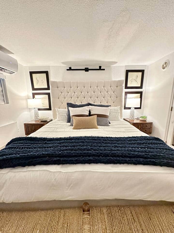 Nuestra segunda suite principal ofrece el mismo lujo, con una cómoda cama tamaño king, un armario grande y un televisor inteligente para noches acogedoras.