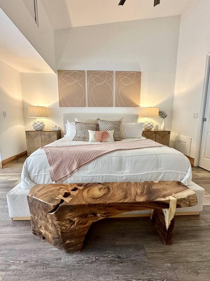 Suite principal con cama tamaño king, esta habitación tiene una sala de estar con escritorio de trabajo y también tiene un área de tocador.