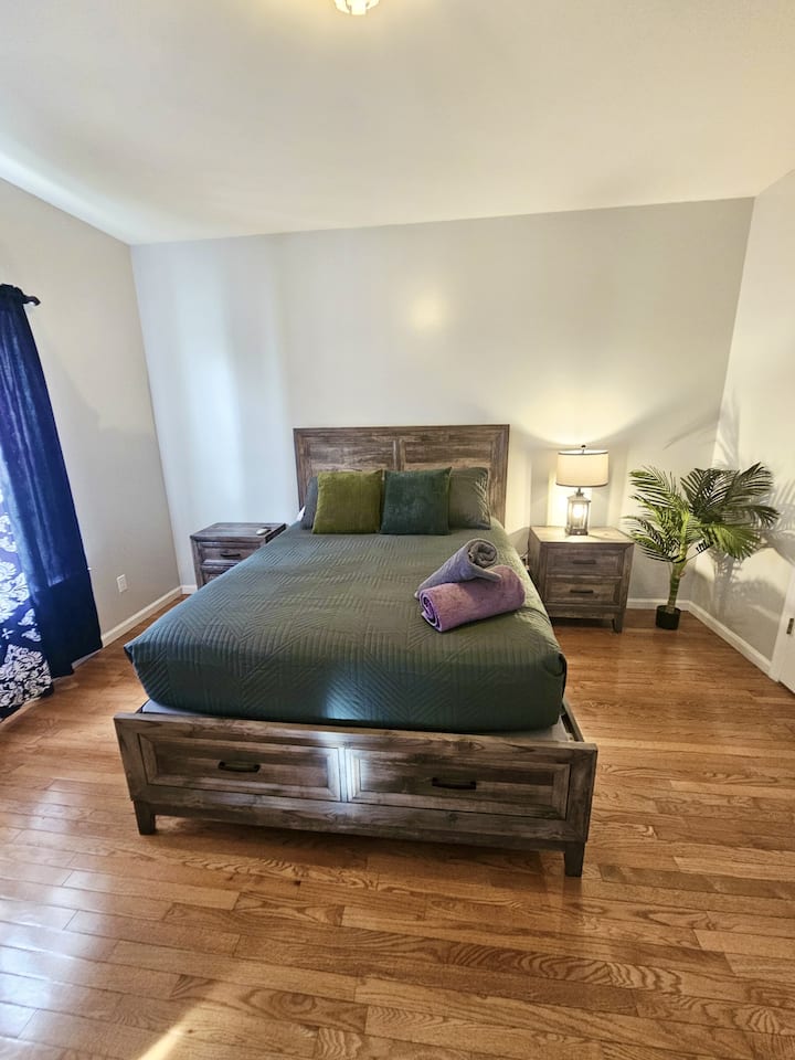 [Hlavná spálňa na prvom poschodí] Ideálne pre skupiny cestujúce so starším rodičom alebo starým rodičom. Nachádza sa na prvom poschodí, ak je pre vás stúpanie po schodoch výzvou. Vybavené novou manželskou posteľou, vlastnou kúpeľňou so sprchovacím kútom a vaňou. 