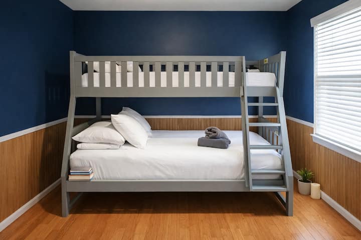 [საძინებელი №5] სრულმეტრაჟიანი ორადგილიანი საწოლითა და ორსართულიანი საწოლით