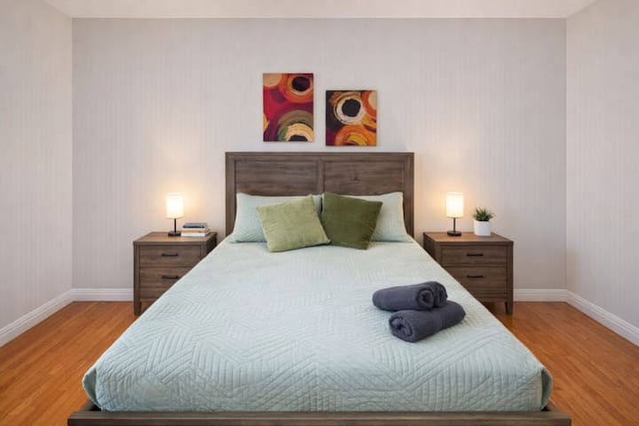 [საძინებელი №3] აქვს 152×203 სმ ზომის საწოლი და ახალი, ლამაზი ავეჯი.