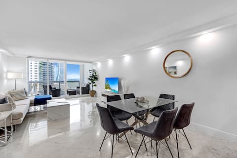 Popular Airbnb listing: Bay-View Living | Flexible Sleeping | StayCozy in Omni/Pac