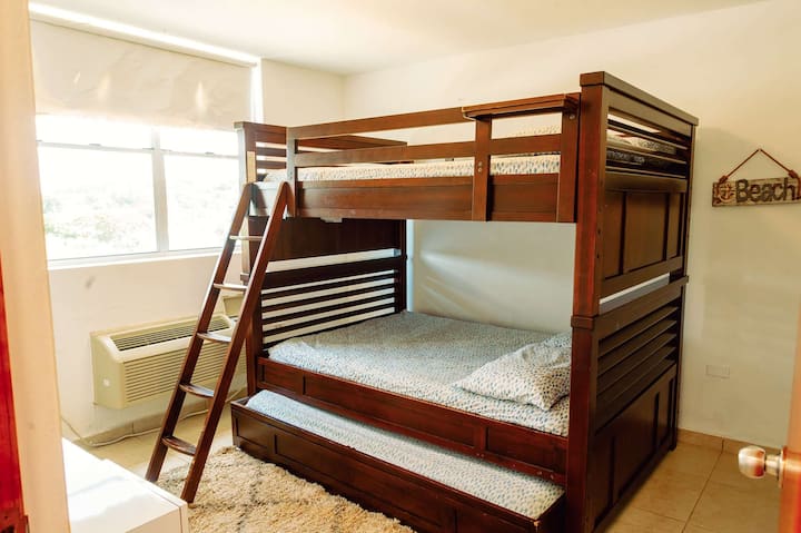 غرفة النوم رقم 2: سريران مزدوجان (سرير بطابقين) + سرير فردي قابل للسحب