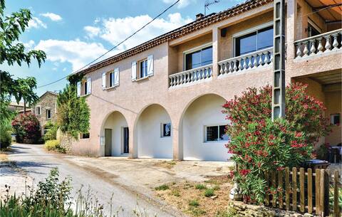 Amazing home in Montaren et St Mediers with WiFi