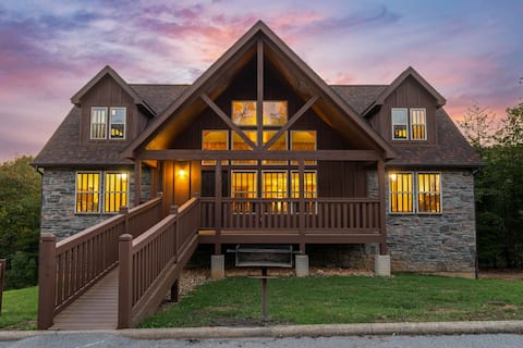 BEAUTIFUL LODGE with 7 Master Suites!! By Pool!