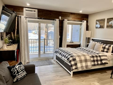 Relaxing resort Getaway w/Pool & HotTub studio apt
