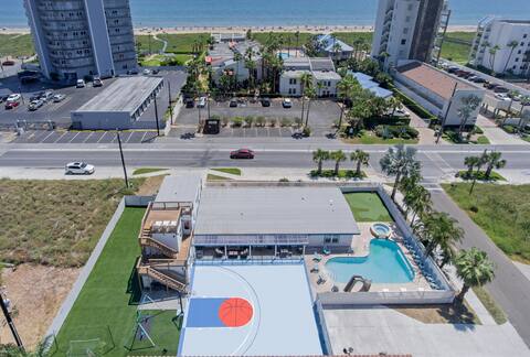 Private Home Large Heated Pool/Hot Tub/BBall court