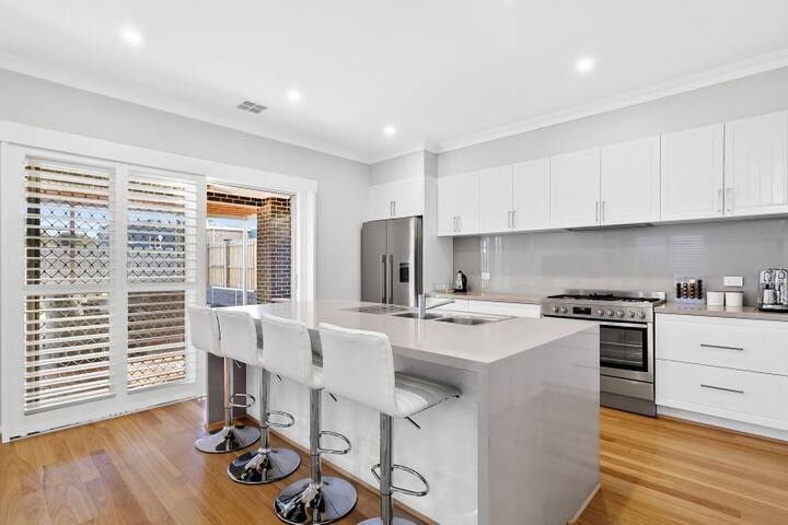 Everlasting Holiday 11 gallery image 2