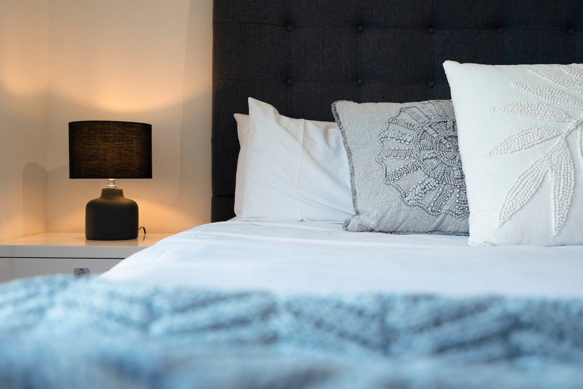 ดื่มด่ำกับความสะดวกสบายสูงสุด เตียงหรู หมอนนุ่ม และแสงสว่างที่อบอุ่นของเราสร้างบรรยากาศที่สมบูรณ์แบบสำหรับการนอนหลับพักผ่อน