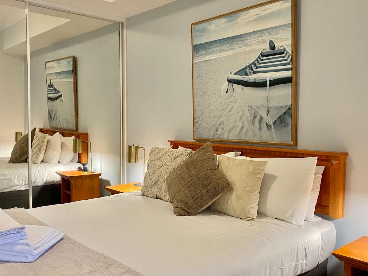 Oddýchnite si štýlovo v útulnom a pokojnom mieste s interiérom inšpirovaným plážou a pohodlím.