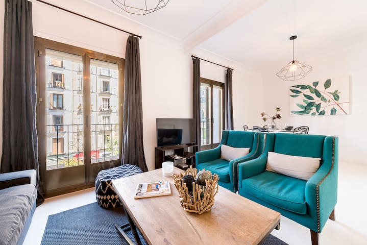 Bright apartment next to Puerta de Alcalá. Chueca
