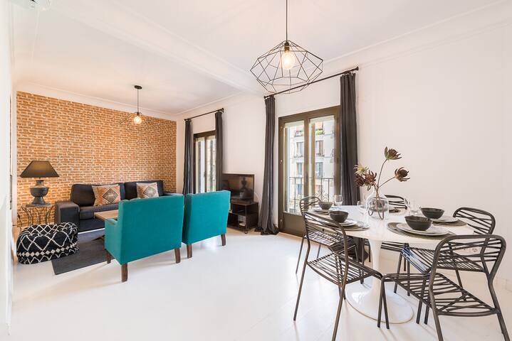Bright apartment next to Puerta de Alcalá. Chueca gallery image 2