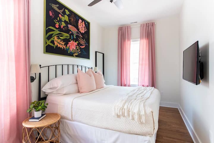 Sovrum 3*2: a våningen*Bifogat badrum*King size-säng*50" Smart TV*Stor garderob med hängare*Takfläkt*Vit brusmaskin*Extra filt