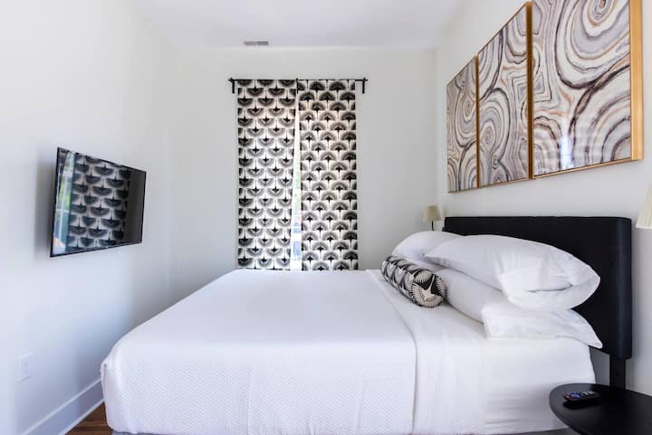 Sovrum 4,*2: a våningen*Bifogat badrum*King size-säng*50" Smart TV* Garderob med hängare*Takfläkt*Vit brusmaskin*Extra filt