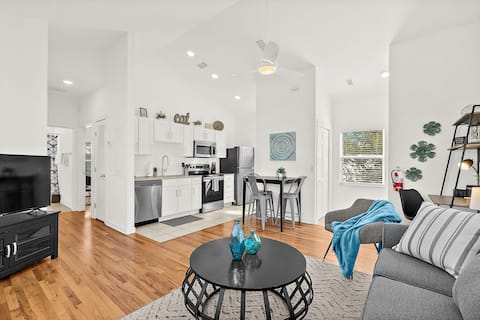 Downtown Bungalow- Walk to Downtown, Mins to Beach