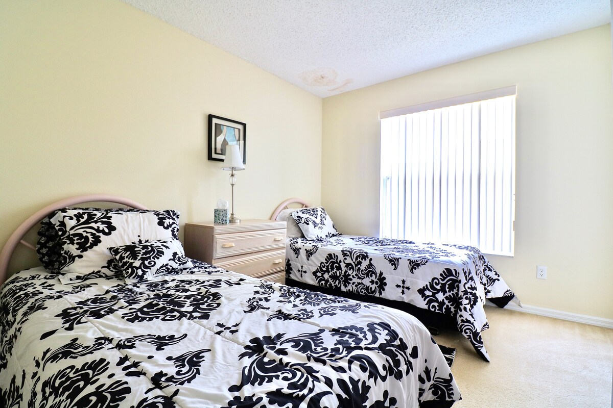 Cómodas camas individuales con una decoración fresca y moderna y luz natural.