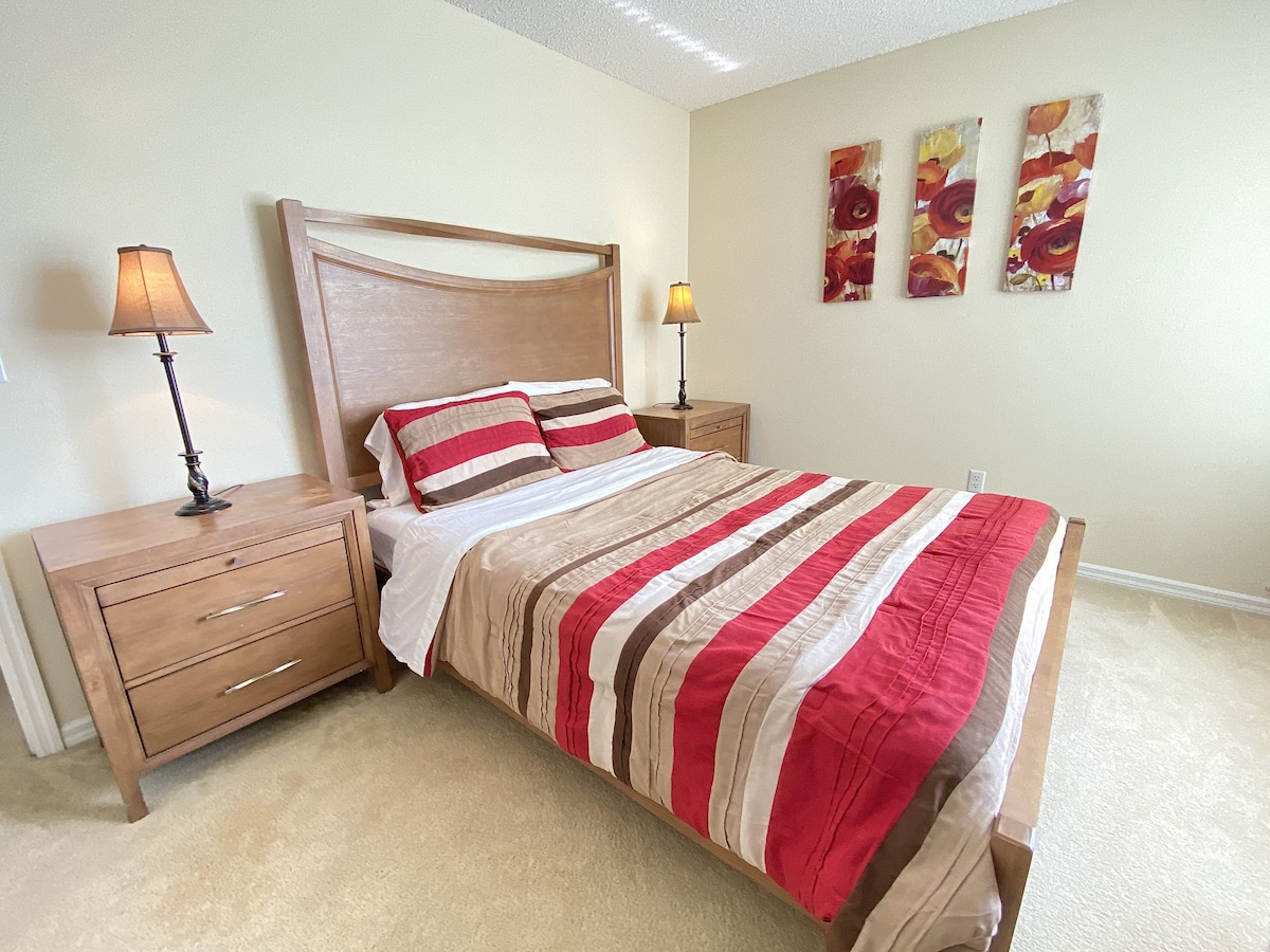 Dormitorio luminoso y alegre con ropa de cama vibrante, perfecta para un retiro tranquilo.