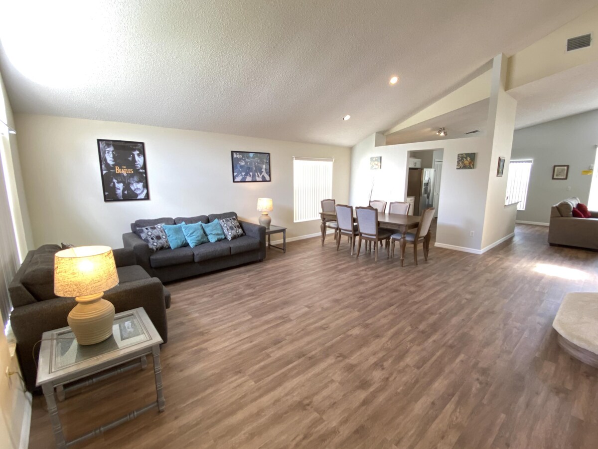 Sala de estar y comedor de concepto abierto con mucho espacio para entretenerse y relajarse.