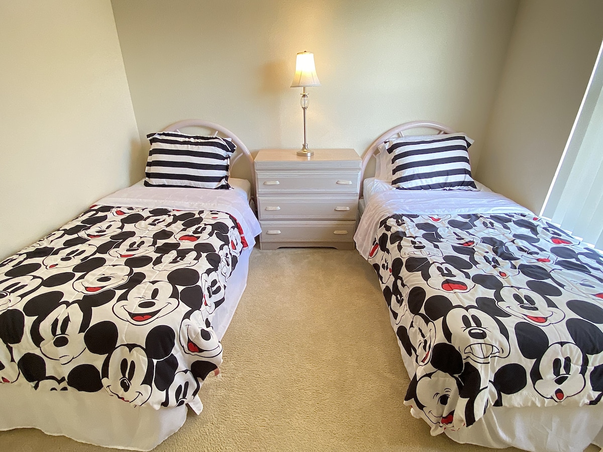 Divertido dormitorio doble con una decoración lúdica, perfecto para que los niños o amigos los compartan.