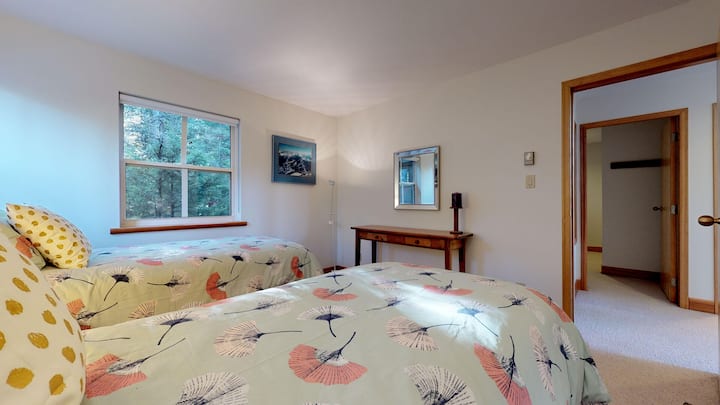 Questa camera doppia può essere facilmente convertita in una matrimoniale, offrendo opzioni di riposo flessibili.