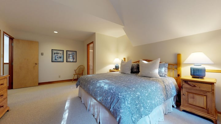 Un rifugio spazioso con illuminazione soffusa, biancheria di lusso e accesso diretto al balcone.