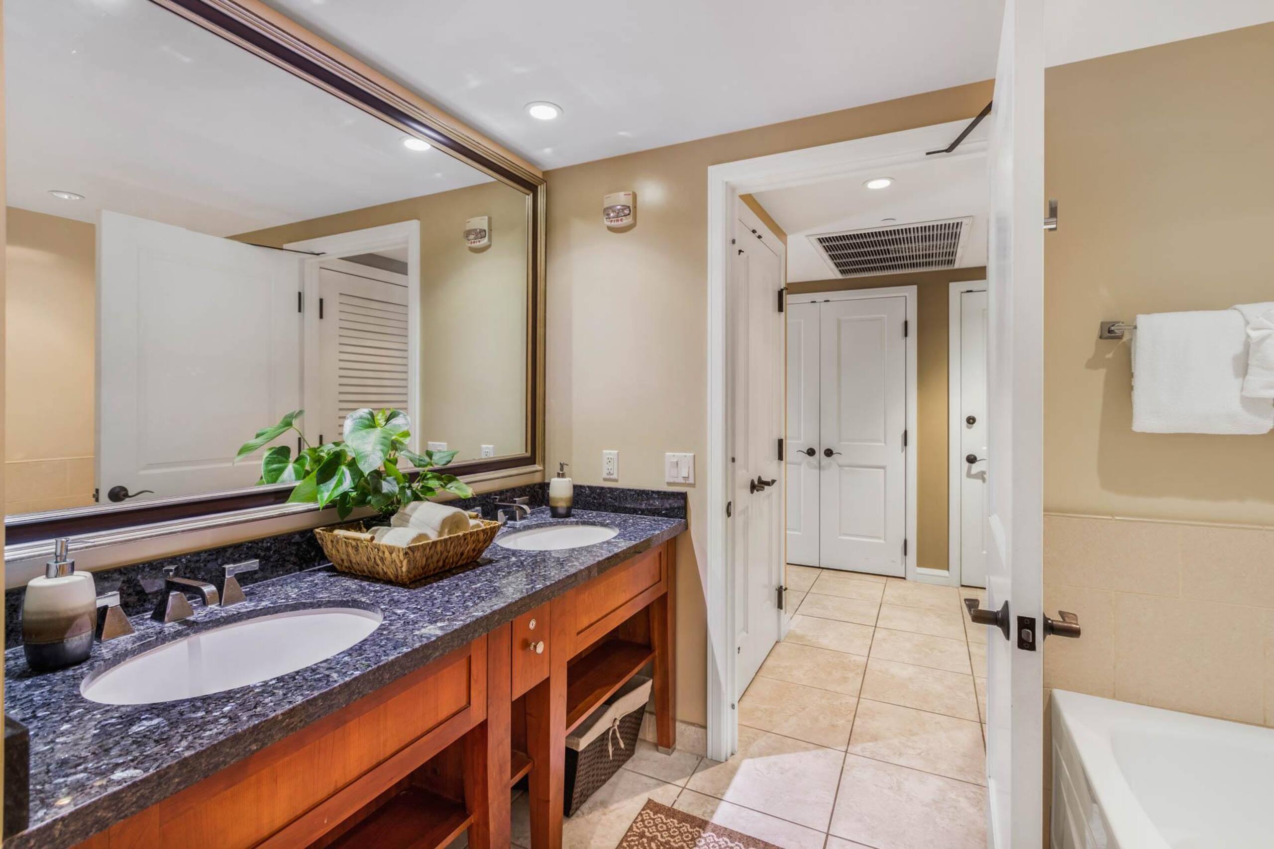 Condo in Lahaina · ★4.91 · 1 bedroom · 2 beds · 1 bath - Image 19