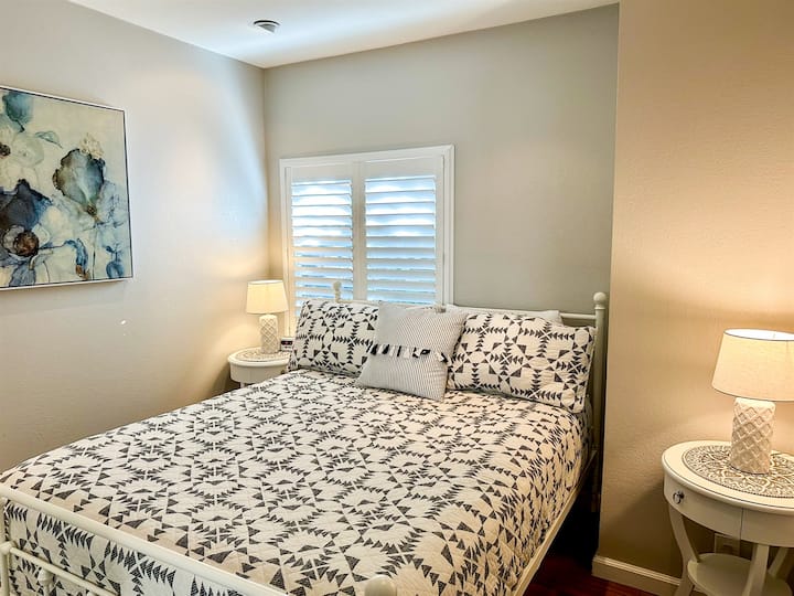 غرفة نوم بسرير بحجم متوسط