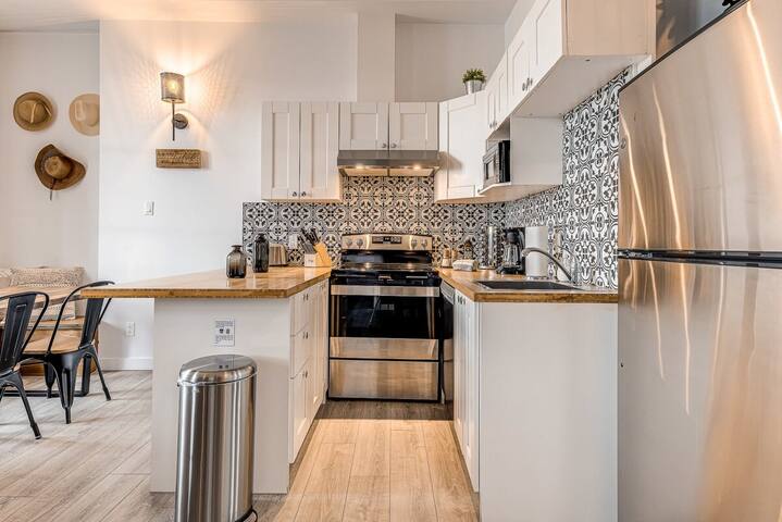 Manoir des Remparts- Renovated 3 Bedroom Oasis gallery image 5