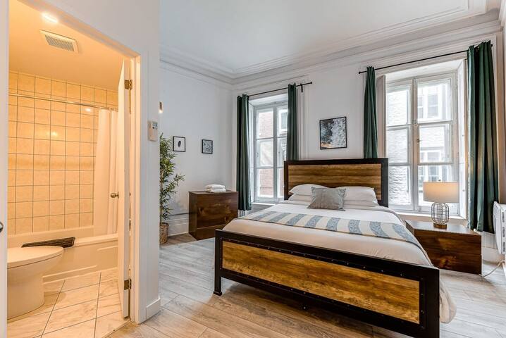 Manoir des Remparts- Renovated 3 Bedroom Oasis gallery image 3