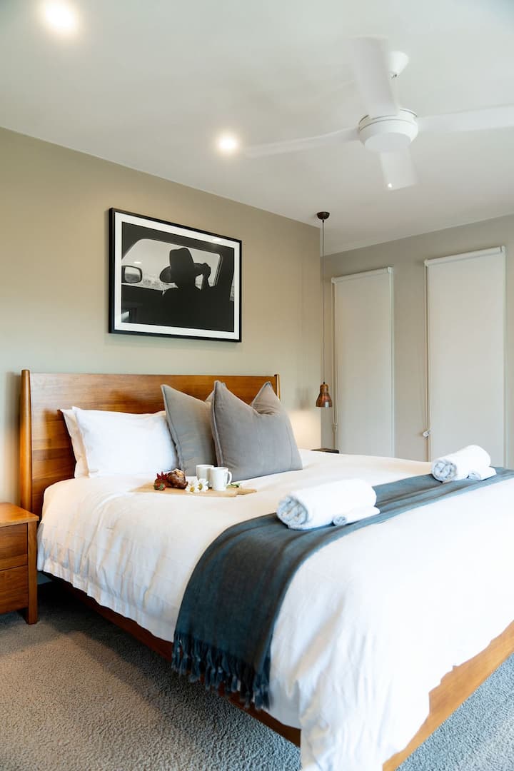 Уютна спалня с двойно легло