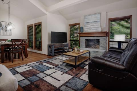 Renovated Retreat, Gorgeous Huge Deck, Ping Pong