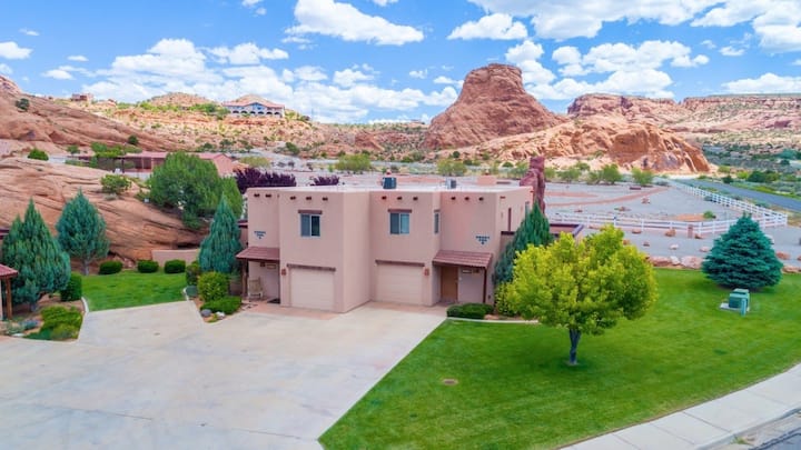 Nestled In The Redrocks | 3 Master Suites | Hottub - 유타