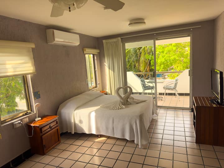 Chumba kikuu chenye starehe chenye roshani na mwonekano wa bustani