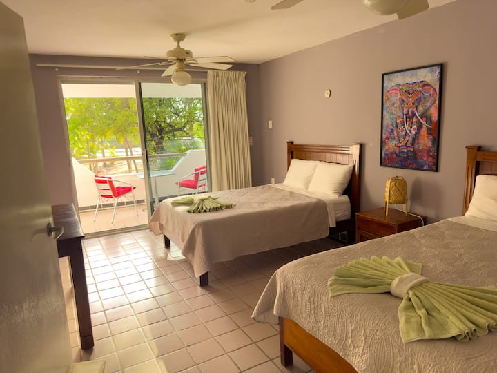 Chumba cha pili cha kulala chenye mwanga na vitanda viwili vya watu wawili na kabati kamili