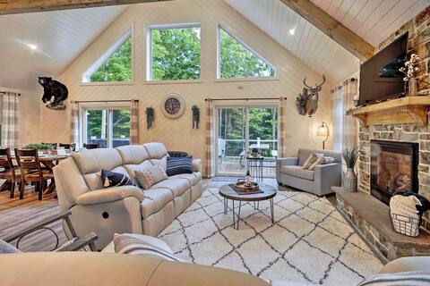 Benezette Cabin w/ Hot Tub, Grill & Mtn Views