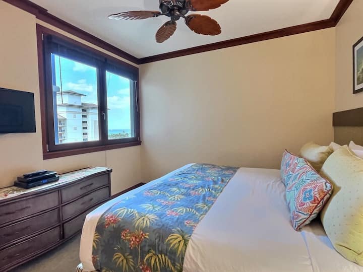 Tercer dormitorio (extremo) con cama tamaño king como SE muestra, pero SE PUEDE CONVERTIR EN 2 CAMAS INDIVIDUALES.