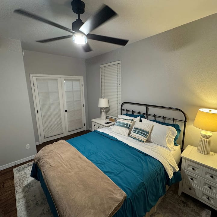 מזרן קצף זיכרון בגודל קווין סייז בחדר השינה לאורחים מס' 1 בראש המדרגות