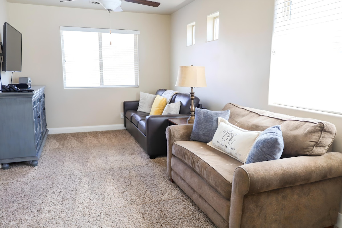 Кът за сядане на горния етаж с телевизор