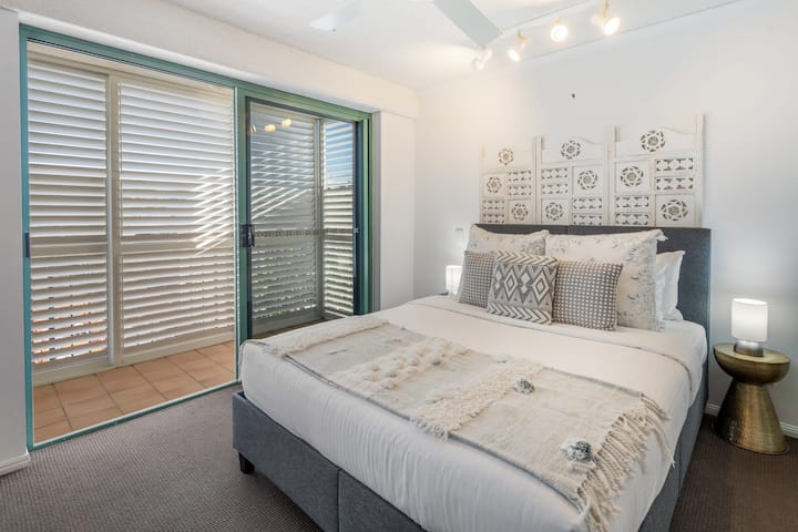 ห้องนอนใหญ่ที่อบอุ่นและสะดวกสบายพร้อมเดินเล่นใน Waldrobe