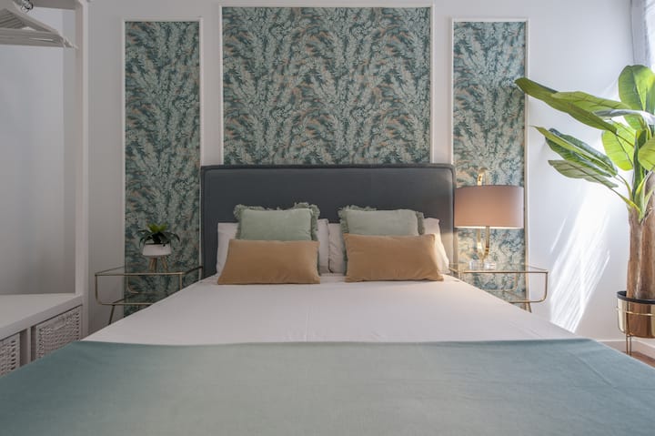 „Рай на спокойствието в сърцето на града. Модерна и съвременна стая с топло осветление, цветни акценти и пълно легло за спокоен сън .“