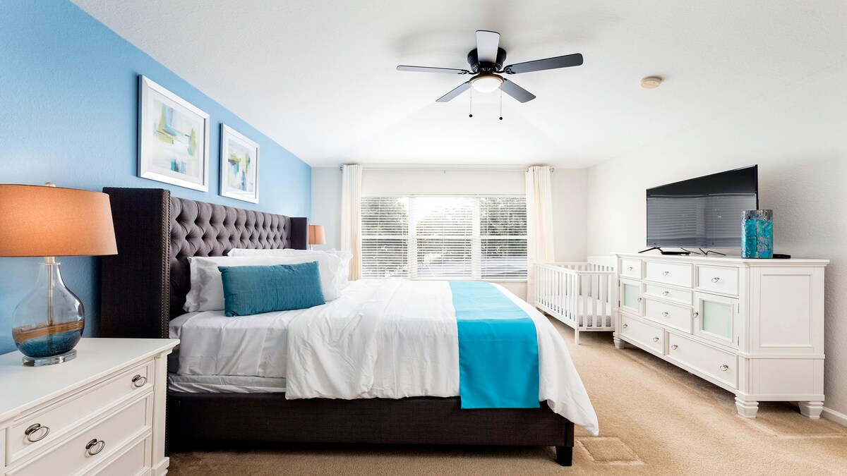 Glavna spavaća soba u prizemlju s luksuzno velikim bračnim krevetom